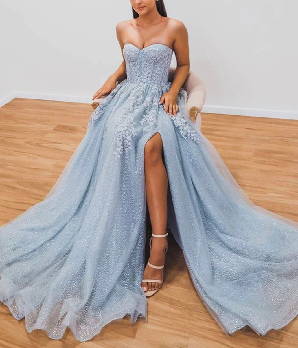 Abito da sera a linea A scintillante e luminoso, formale con strascico, senza maniche, scollo a cuore, tulle con perline, spacco e applicazioni