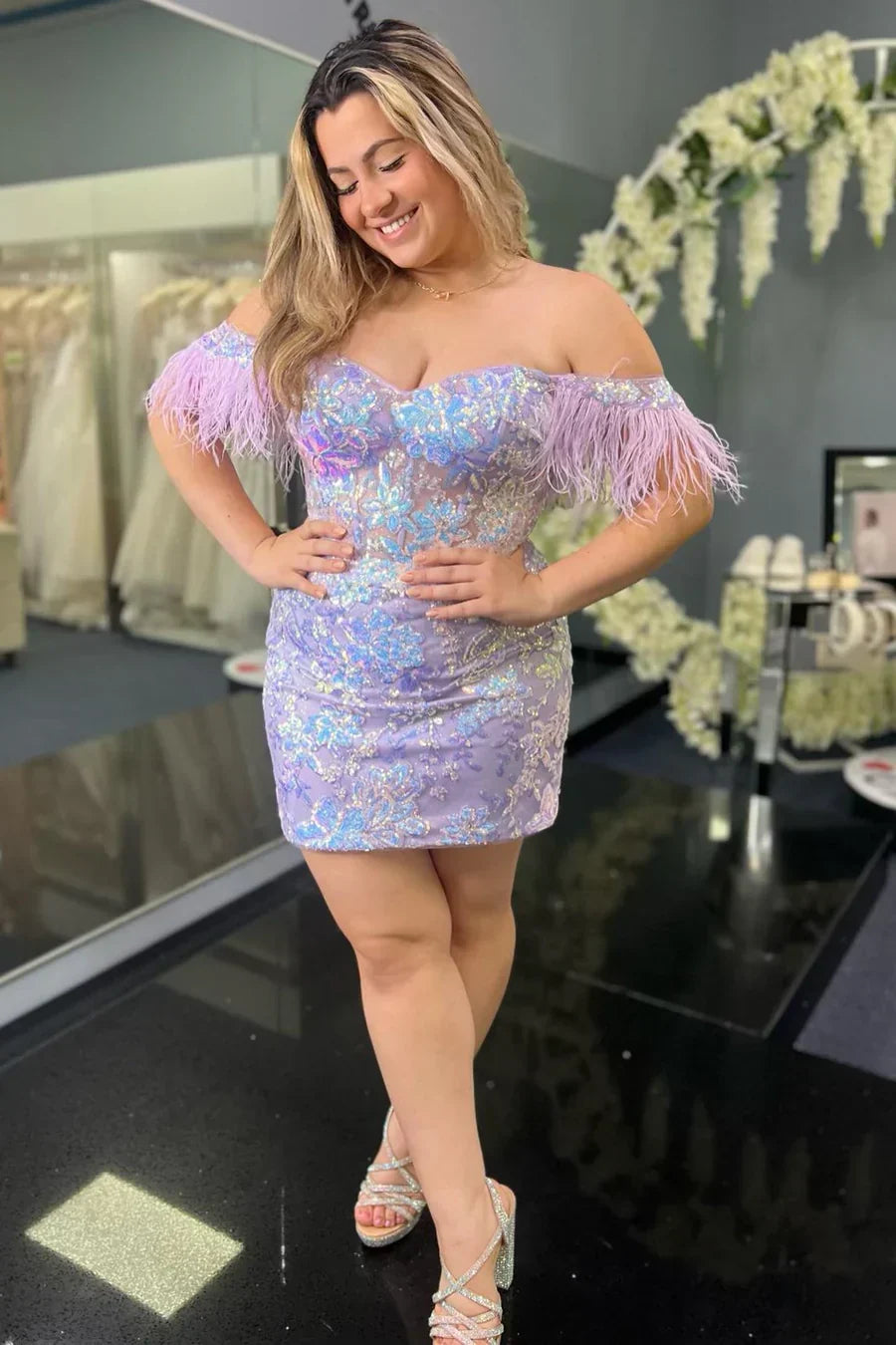 Vestidos de fiesta ajustados con encaje, plumas, hombros descubiertos y apliques de lentejuelas