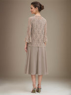 Robe de mère de la mariée en dentelle et mousseline, longueur thé, en ligne A, décolleté arrondi, ornée de paillettes