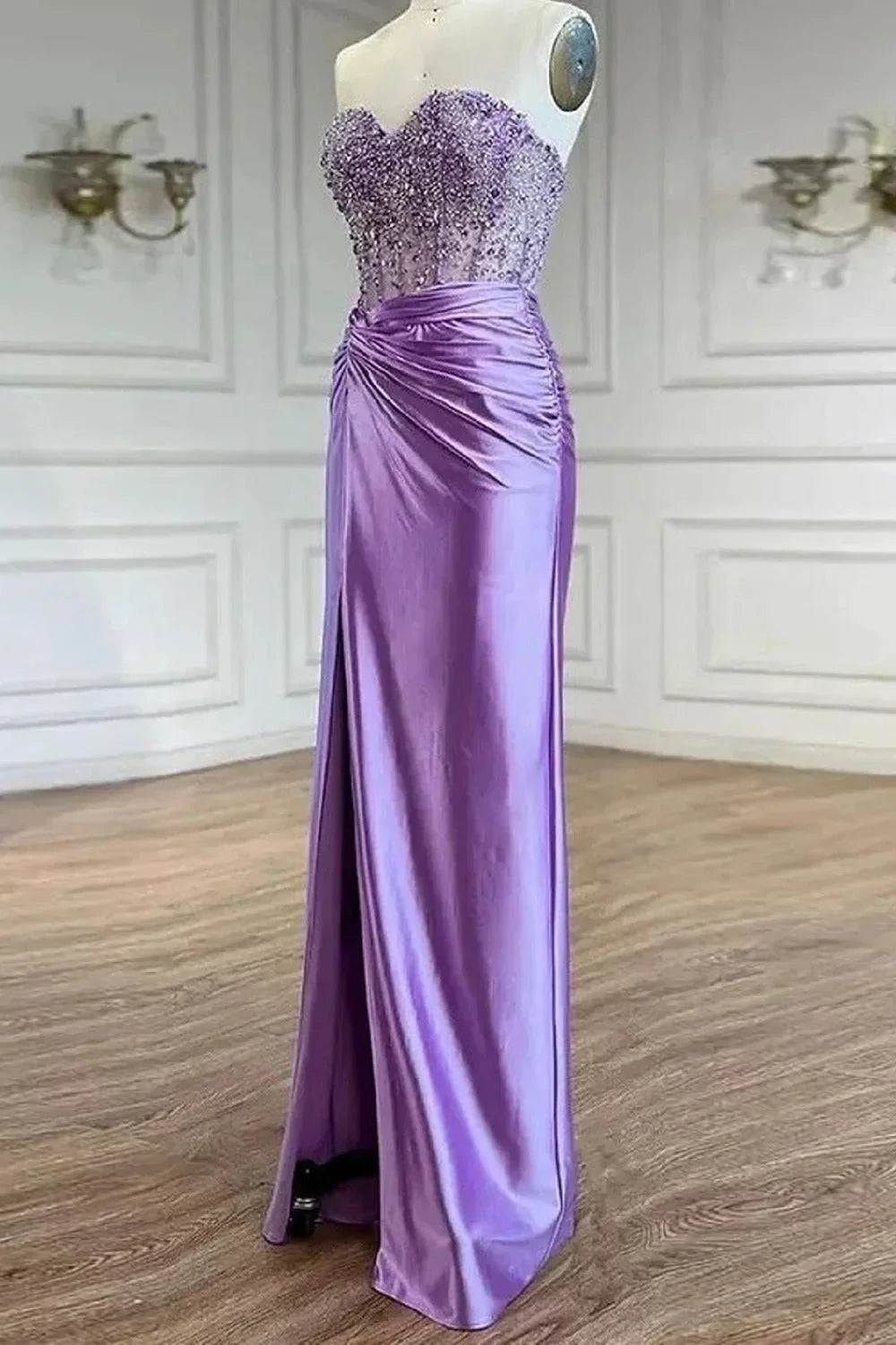 Eirene | Vestido longo de cetim roxo com cauda de sereia e contas para baile de finalistas