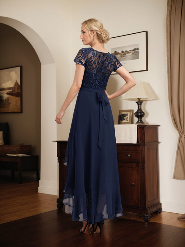 Robe de mère de la mariée en mousseline et dentelle asymétrique illusion à encolure dégagée, coupe en A, avec nœud, volants et paillettes