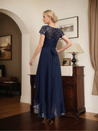 Robe de mère de la mariée en mousseline et dentelle asymétrique illusion à encolure dégagée, coupe en A, avec nœud, volants et paillettes