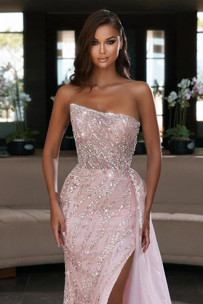 Trägerloses rosa Meerjungfrau-Abendkleid mit Perlenbesatz und Schlitz