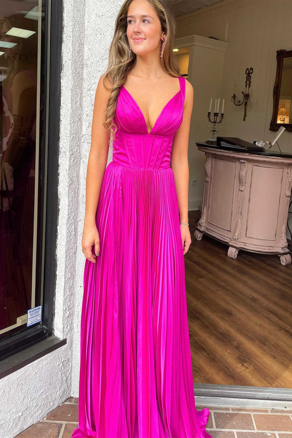 Abito lungo da cerimonia fucsia a pieghe con scollo a V e linea a trapezio