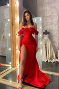 Abito da sera lungo a sirena classico rosso con spalle scoperte e balze, con spacco