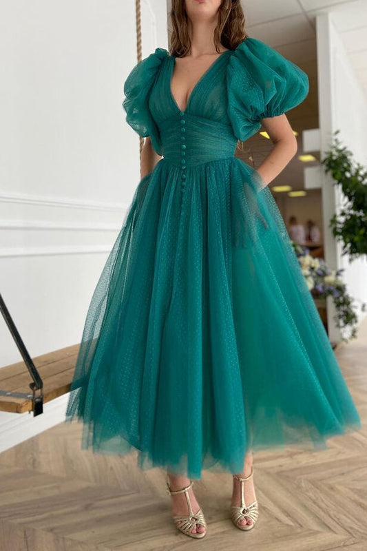 Elegante vestido de noche verde oscuro de tul con escote en V y mangas cortas.