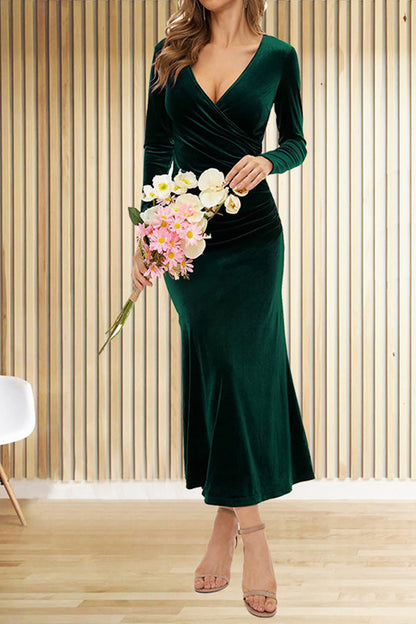 Vestido de noche elegante de terciopelo con escote en V y falda plisada a la cadera con cola de pez 