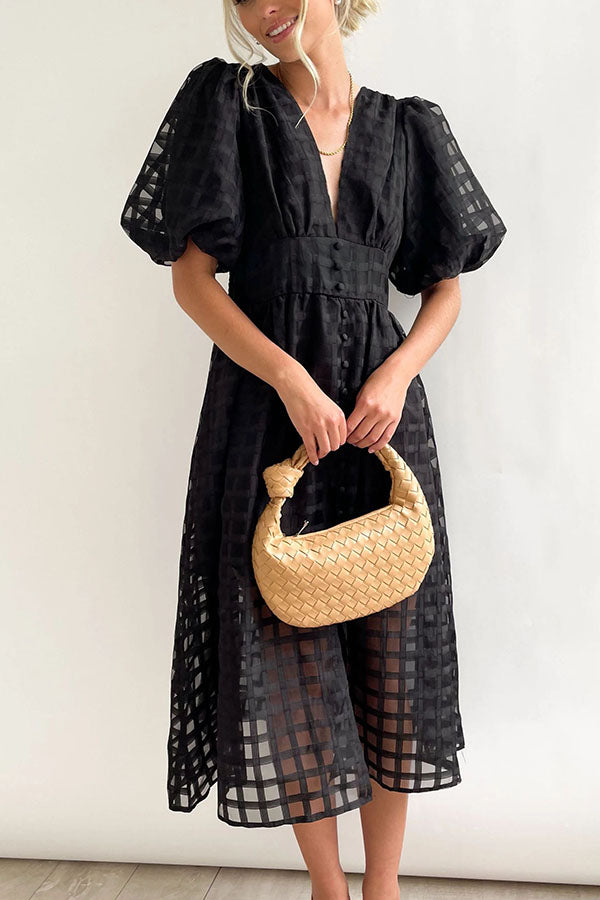 Remarkable Beauty – Midikleid aus quadratisch gemustertem Stoff mit Puffärmeln 