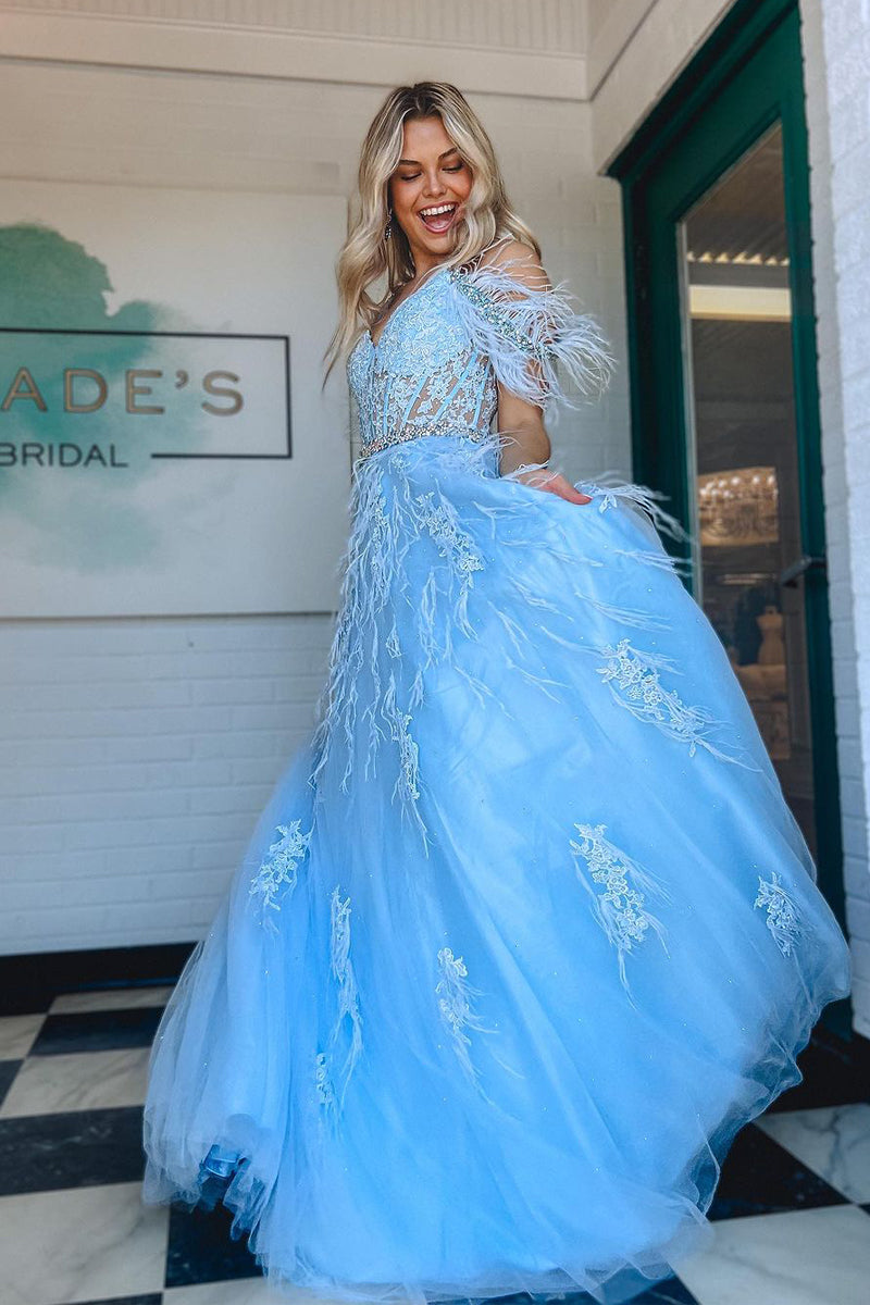 Abito da sera in tulle con scollo a V, pizzo, perline e piume