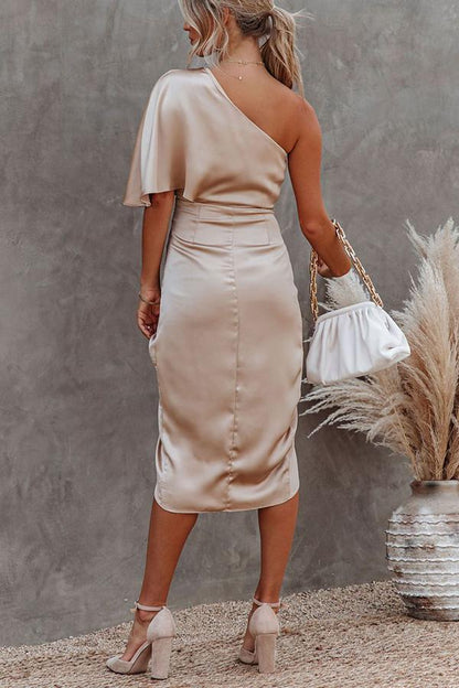Drapiertes One-Shoulder-Kleid aus Satin 