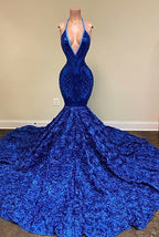 Vestido de baile sereia com decote em V profundo, alças ao pescoço, lantejoulas e flores