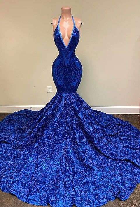 Vestido de baile sereia com decote em V profundo, alças ao pescoço, lantejoulas e flores