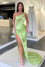 Elegante abito da sera verde chiaro monospalla senza maniche con spacco lungo