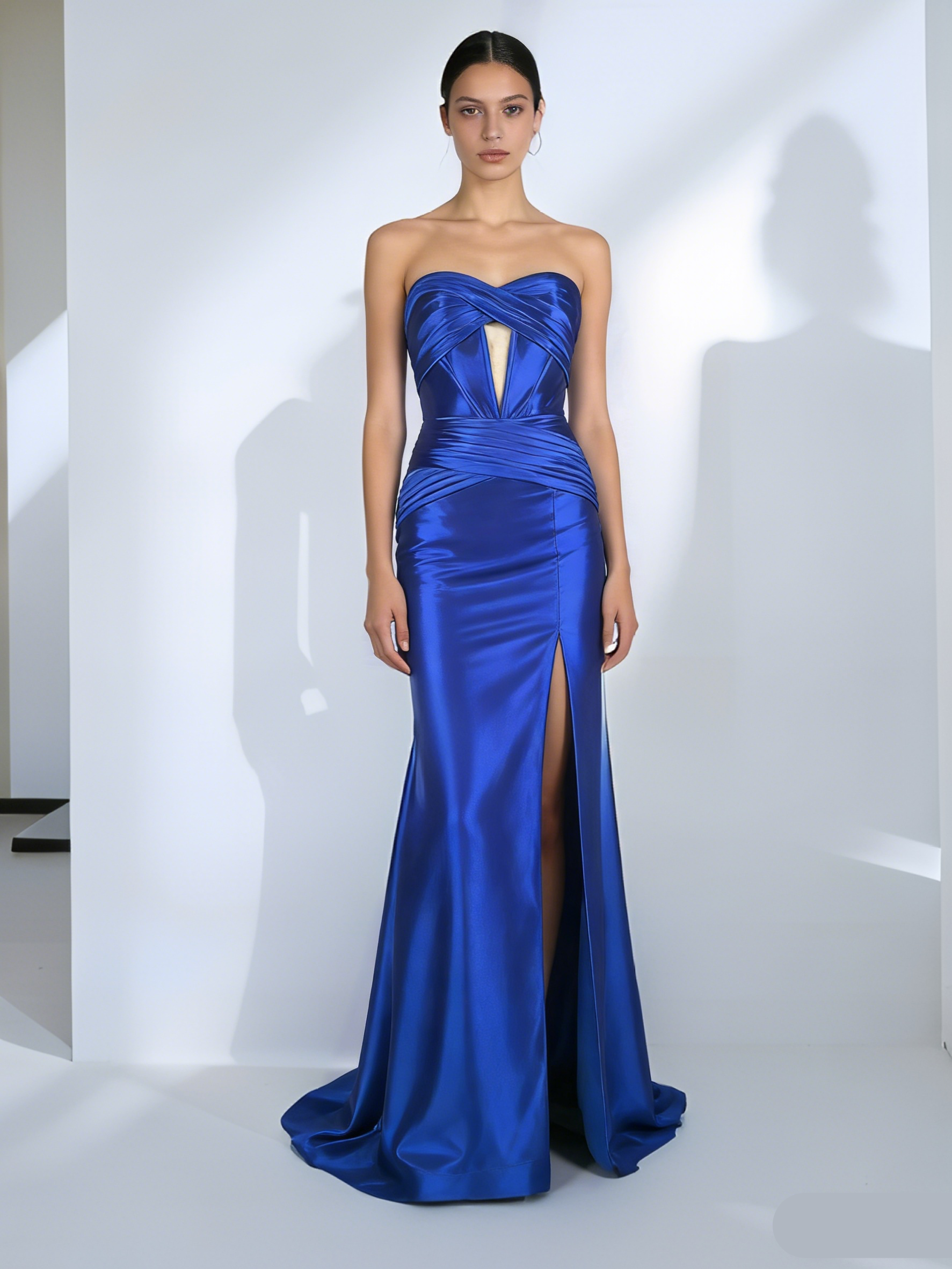 Vestido de noite sereia em cetim azul real sem alças | Vestido de baile com recorte e racha