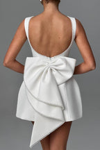 Robe courte ajustée avec grand nœud orné de perles élégant