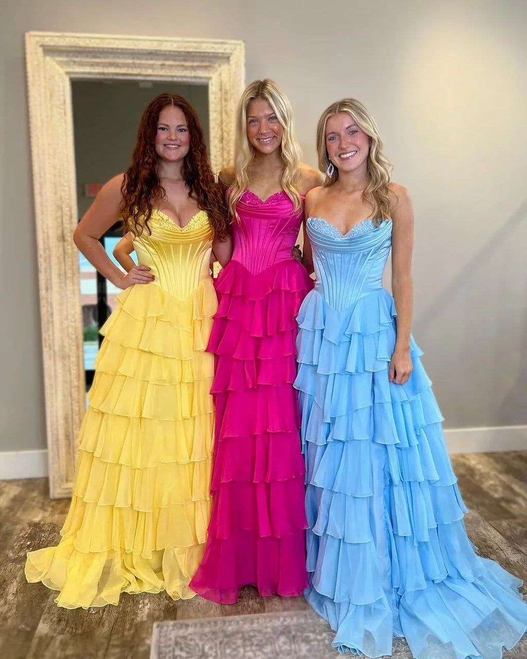 Abito da sera formale lungo a balze in chiffon con spacco, corpetto senza spalline, abito da ballo 2025 per donna