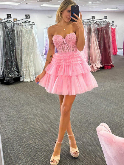 Vestido corto de encaje con escote en forma de corazón para regreso a casa