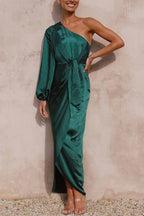 Abito Midi in Satin con Spalla Scoperta, Fiocco Frontale e Spacco Laterale dal Fascino Romantico