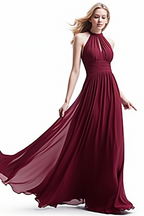 Vestido longo de cerimónia em chiffon sem mangas com gola halter e pregas elegantes