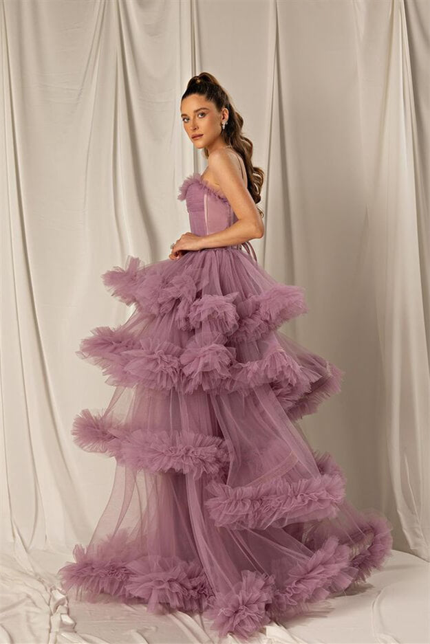 Abito lungo da cerimonia a balze con spalline sottili e gonna a linea ad A in tulle