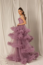 Abito lungo da cerimonia a balze con spalline sottili e gonna a linea ad A in tulle