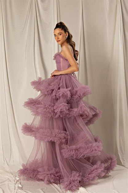 Langes Ballkleid aus Tüll in A-Linie mit gestuften Spaghettiträgern