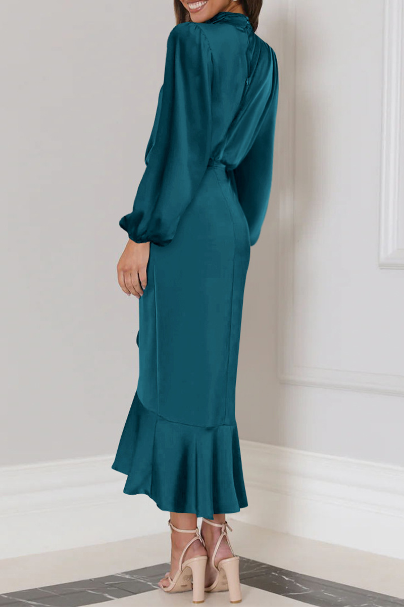 Elegante vestido de noche de cuello alto con volantes lisos 