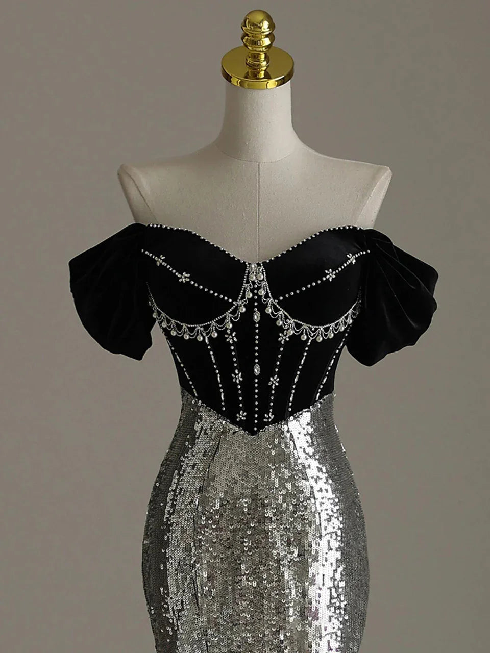Vestido de fiesta y de noche plateado con lentejuelas de sirena, escote barco y abalorios Y7613