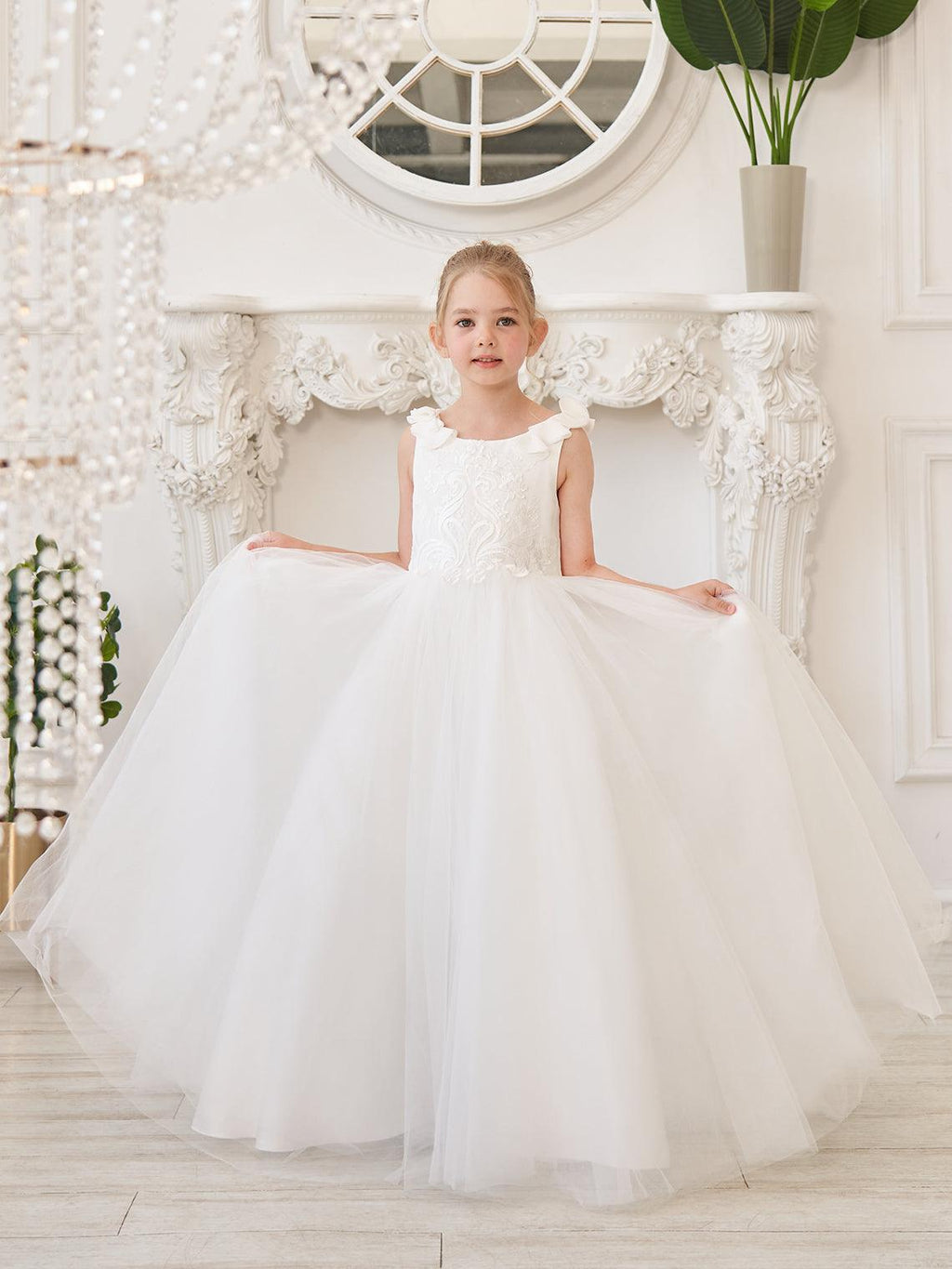 Elegant White Tulle Flower Girl Applique Lace Dress With Sweep Train