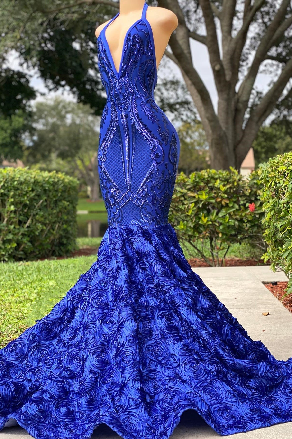 Abito da sera sirena blu reale con scollo a V, collo allacciato al collo e schiena scoperta