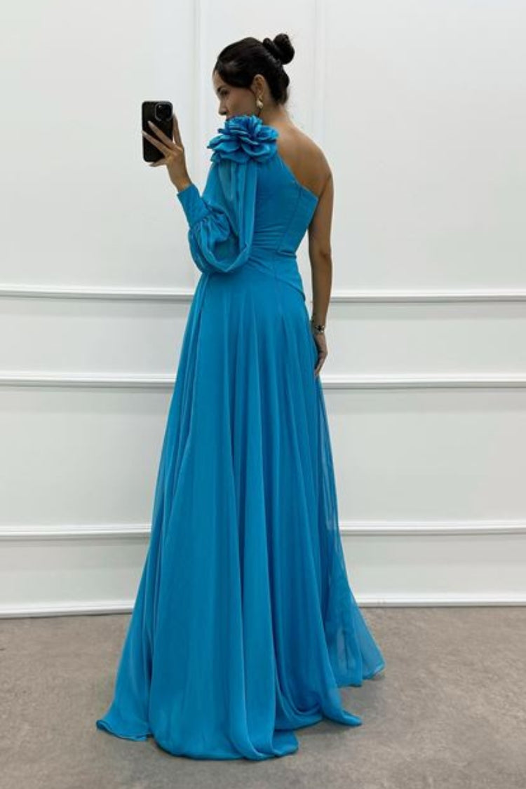 Vestido de noche con diseño de detalle de una manga en los hombros