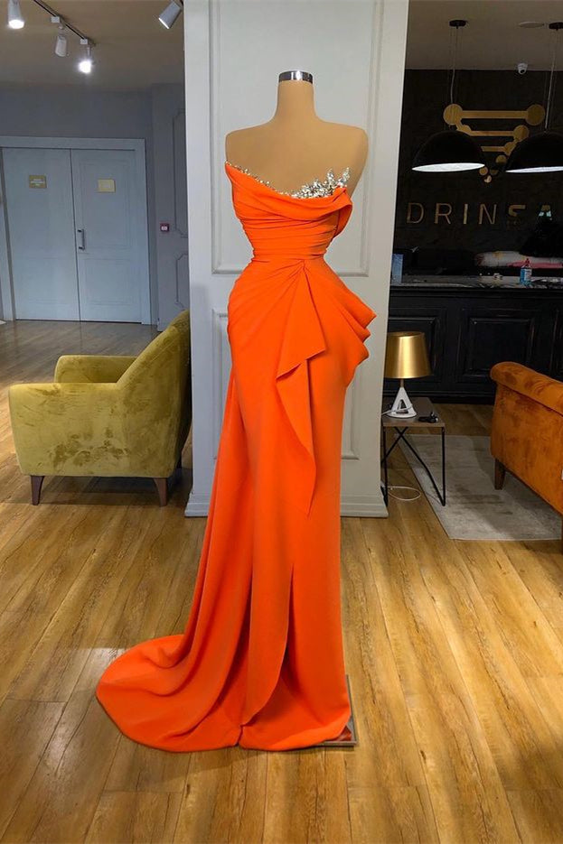 Abito lungo da sera arancione in raso drappeggiato a sirena senza spalline con paillettes