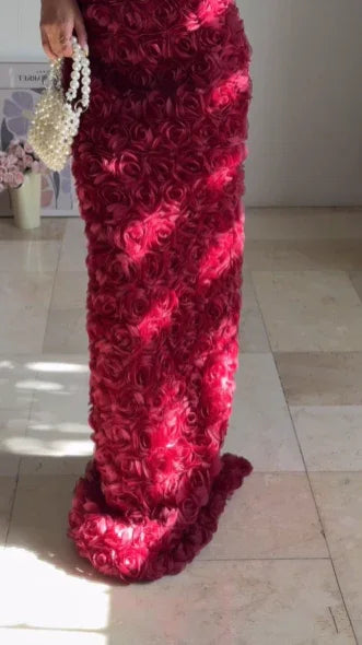 Splendido abito lungo da sera a tubino con scollo profondo a V, fiori di rosa bordeaux, modello Y8504