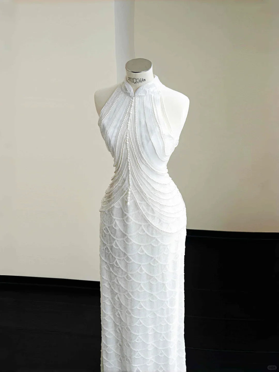 Abito lungo da sera elegante bianco con catena di perle e paillettes Y8670
