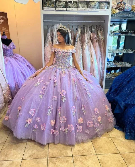 Abito da ballo elegante in tulle lucido con spalle scoperte e applicazioni di lavanda, fiori tridimensionali, vestito da principessa dolce per il quindicesimo compleanno Y285
