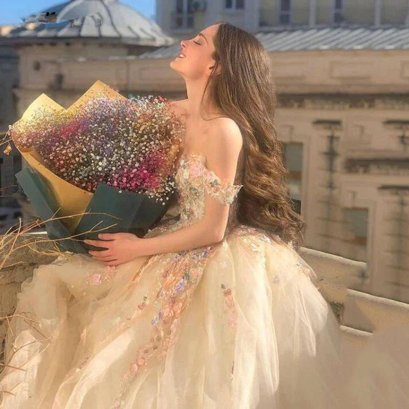 Splendido abito da sera lungo color champagne con spalle scoperte, pizzo floreale e fiori 3D, abito da ballo formale color champagne S20716