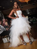 Vestido longo de baile formal branco em tule com corte alto-baixo Y7849