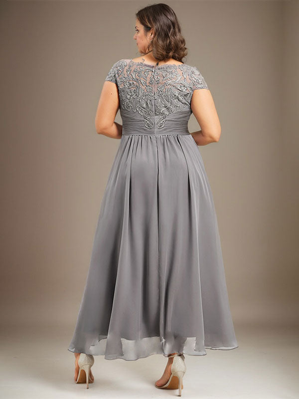Robe de mère de la mariée en mousseline de soie à dentelle asymétrique illusion en décolleté arrondi et coupe en A avec plis