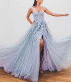 Abito da sera a linea A scintillante e luminoso, formale con strascico, senza maniche, scollo a cuore, tulle con perline, spacco e applicazioni