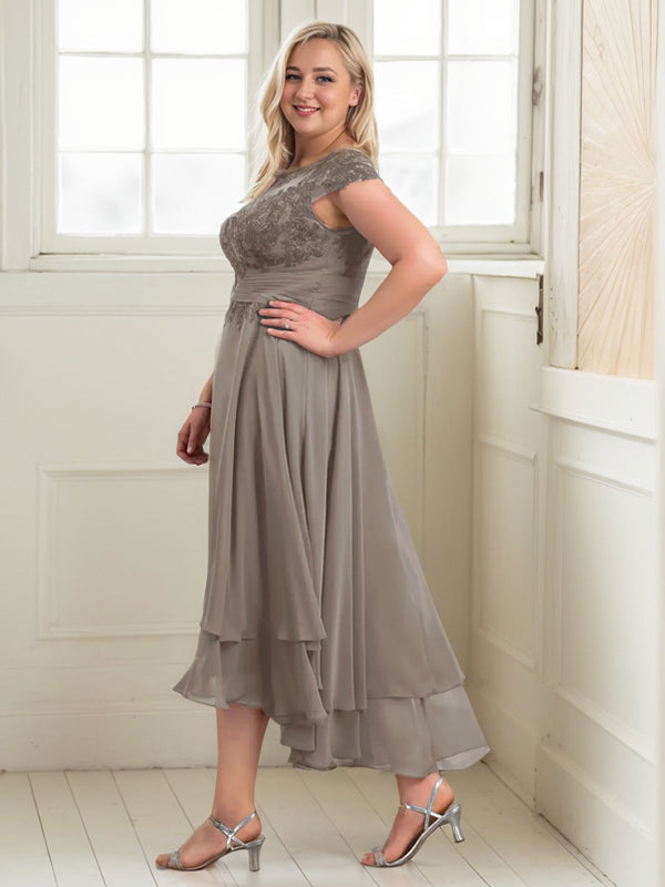 Abito da madre della sposa in chiffon e pizzo con scollo a barca a linea a trapezio, effetto illusione, asimmetrico, con applicazioni e pieghe