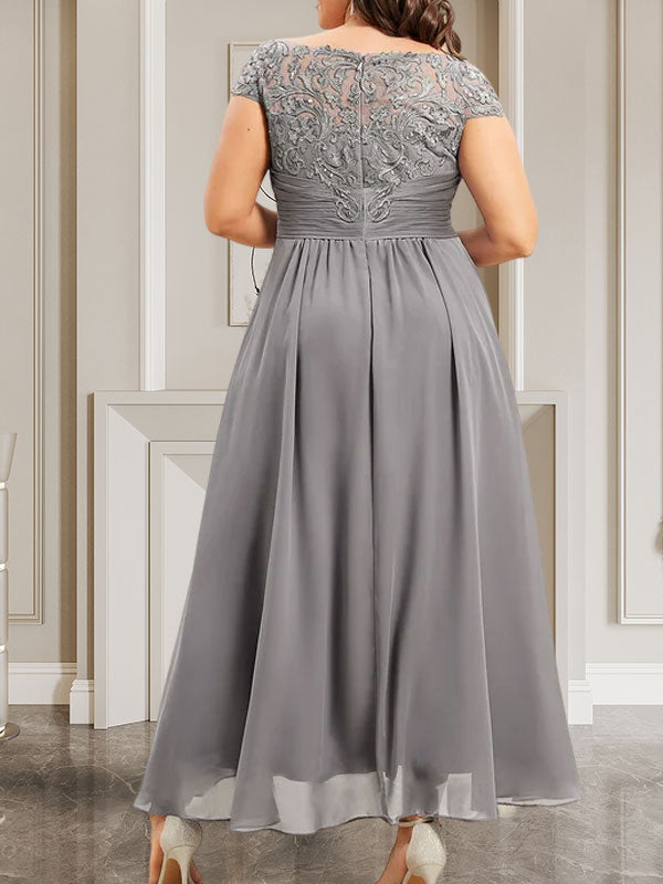 Robe de mère de la mariée en dentelle et mousseline, coupe évasée, décolleté arrondi, longueur au sol, ornée de paillettes