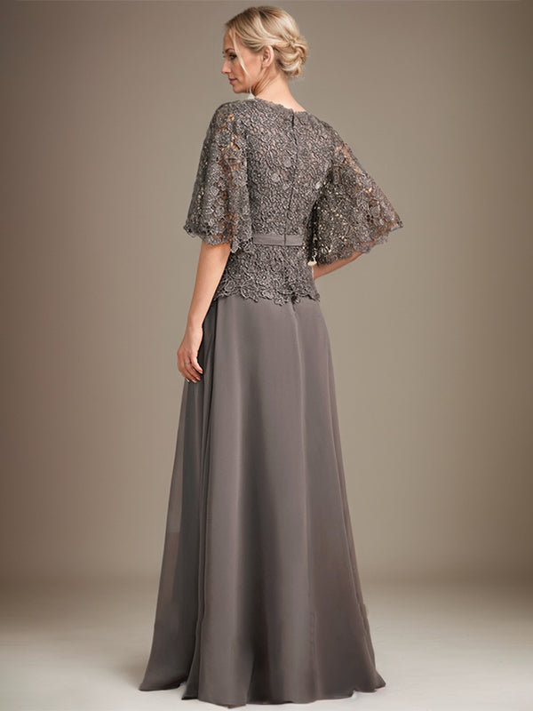 Robe mère de la mariée en mousseline et dentelle, coupe en A, col en V, longueur au sol, avec broche en cristal et strass