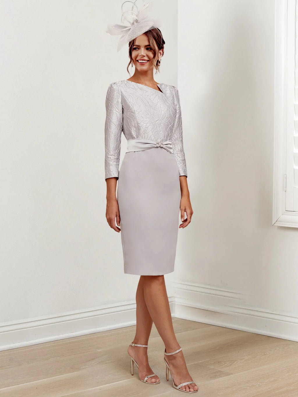 فساتين أم العروس برقبة مجوهرة بطول الركبة بتصميم ضيق/عمود