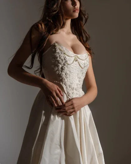 Vestido de Festa Elegante em Cetim Sem Alças com Contas, Corte em A e Fenda Y8314