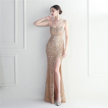 Vestido de noche largo con cola de pez y tirantes finos con lentejuelas y parte inferior de terciopelo 