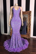 Vestido de baile sereia sem mangas com gola halter, lantejoulas e detalhe de penas