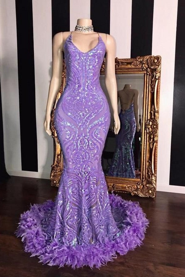 Vestido de baile sereia sem mangas com gola halter, lantejoulas e detalhe de penas