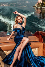 Langes Meerjungfrau-Neckholder-Abendkleid aus ärmellosem Samt mit Schlitz