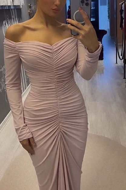 Elegante vestido largo drapeado con mangas largas y hombros descubiertos y fruncido 