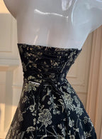 Elegante abito da sera lungo a linea ad A nero con stampa floreale in raso, paillettes e collo all'americana Y8568